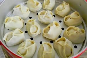 Come cucinare il giusto manti: ricetta in una doppia caldaia