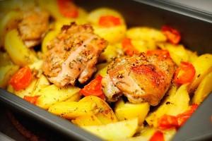 Cosce di pollo al forno con patate