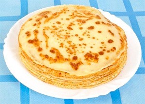 Zolla dei pancake su una tovaglia blu