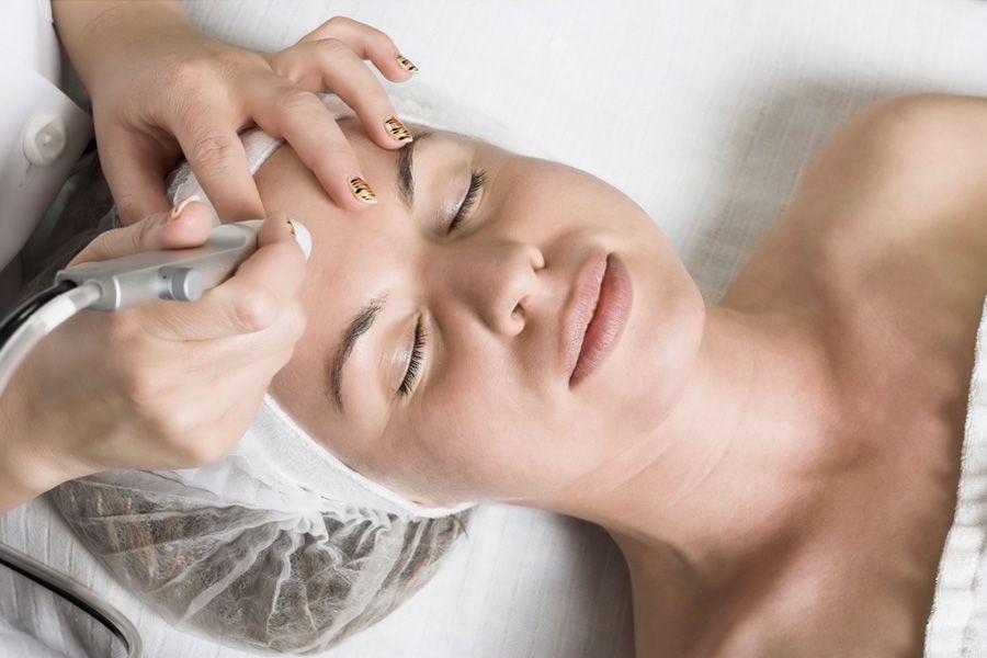 Procedura di peeling laser in un salone di bellezza