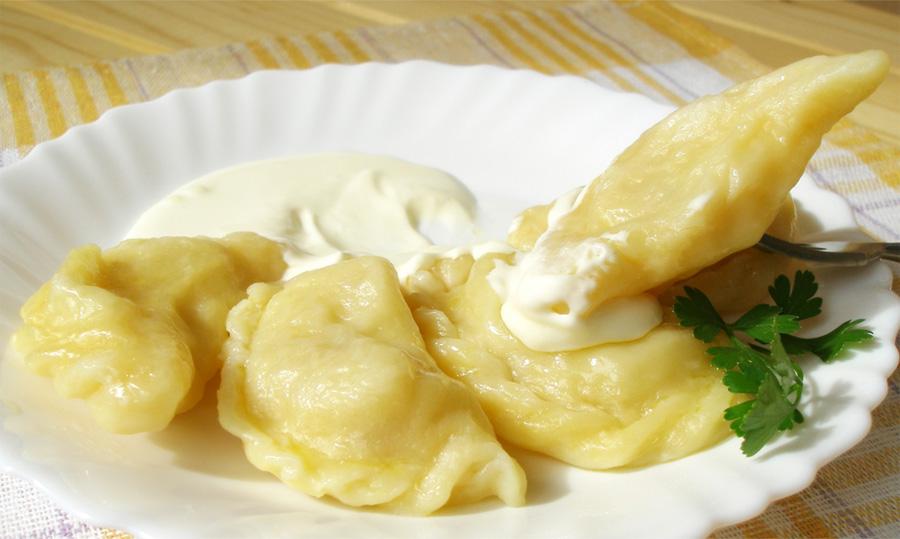 Gnocchi con funghi e patate su un piatto