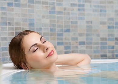 La ragazza fa il bagno