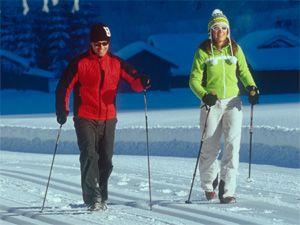 Camminata nordica invernale per coppia sposata