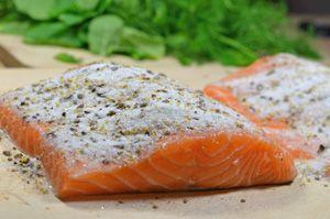 Un pezzo di salmone cosparso di sale e spezie