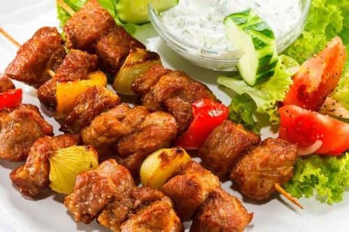 Kebab fragrante con le verdure su un piatto