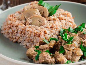 Grano saraceno con fegato di pollo in un piatto