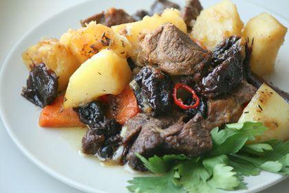 Agnello appetitoso cotto in una pentola a cottura lenta su un piatto con patate