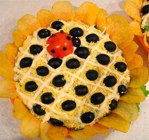 Insalata di girasole dal fegato di merluzzo in scatola