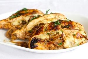 Petto di pollo ripieno di funghi e formaggio su un piatto