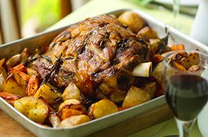 Agnello su una teglia con patate