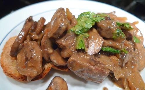 Filetto alla Stroganoff su un piatto con verdure