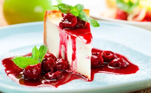 Cheesecake con salsa di ciliegia e menta