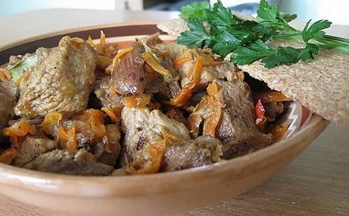 Manzo bollito su un piatto