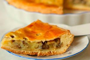 Un pezzo di torta con funghi e cavolo