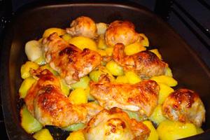 Pollo appetitoso al forno con patate