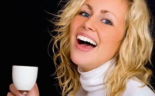 La ragazza sta bevendo il caffè