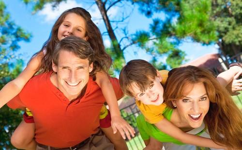 Abbracci felici della famiglia in natura