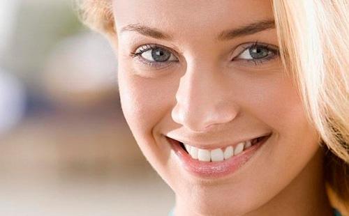 Ragazza adorabile con un sorriso bianco come la neve