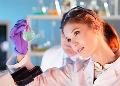 Ragazza in laboratorio