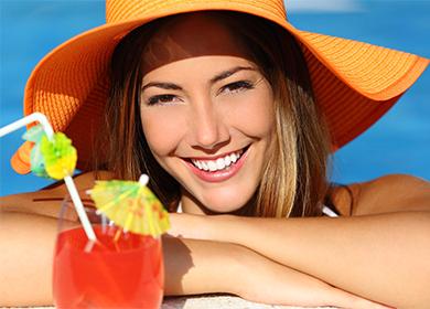 Ragazza in un cappello con un bel sorriso