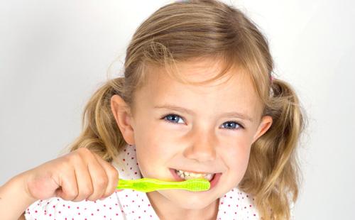 Ragazza di lavarsi i denti