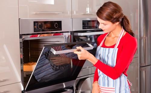 La moglie cucina la cena nel forno