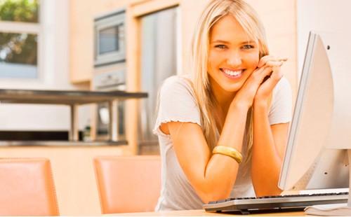 La ragazza lavora al computer a casa