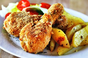 Cosce di pollo fritte impanate con patate