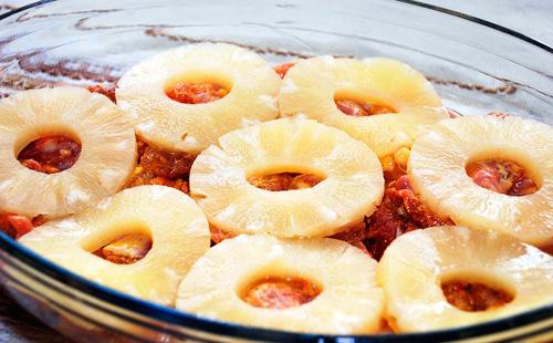 Pollo al forno con ananas: ripieno, con patate e formaggio, spiedini dietetici