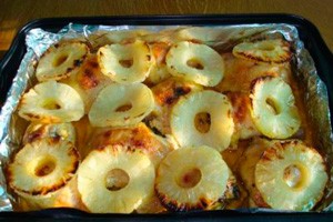 Pollo al forno con ananas su un foglio