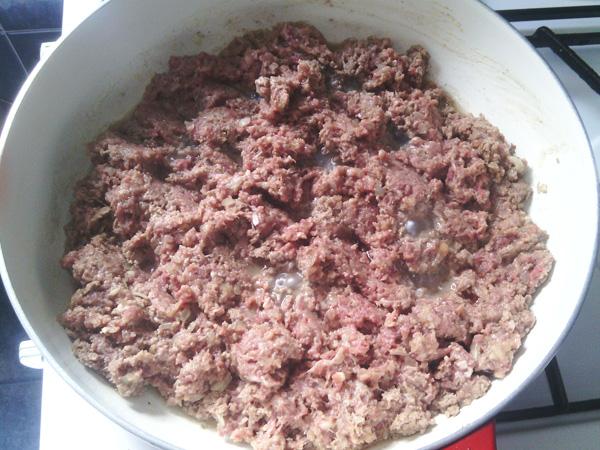 Carne macinata in un piatto