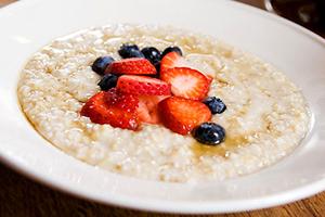 Una fetta di fragole tritate incorona il porridge