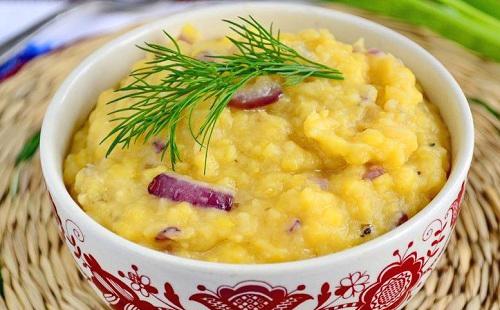 Ricetta per porridge di piselli in una pentola a cottura lenta: con cipolle, verdure, carne affumicata