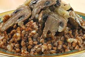 Mangia il porridge con i funghi, tieni la bocca chiusa