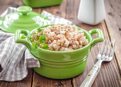 Porridge di grano saraceno in una ciotola verde