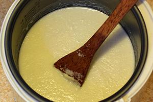 Mescola bene il porridge con un cucchiaio di legno