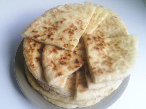 Khachapuri pronto su un piatto