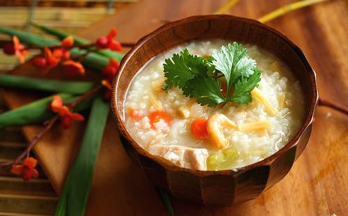 Ricetta per il porridge di riso in una pentola a cottura lenta con latte, mele e funghi