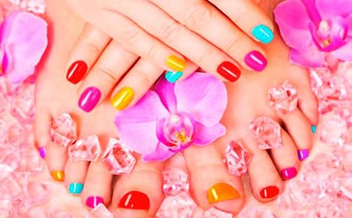 Manicure e pedicure multicolore.