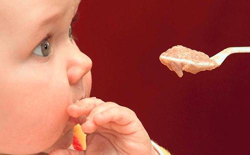 Il bambino non è sicuro che la mamma gli dia da mangiare il porridge giusto