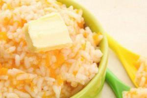 Porridge di zucca e riso in una ciotola verde