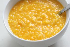 Porridge di zucca e riso con miele per la colazione