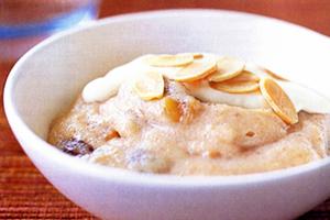 Semola con fettine di banana in una ciotola bianca