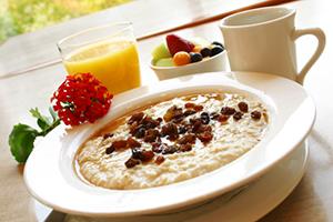 Succo, fiori e farina d'avena con uvetta per la tua amata moglie