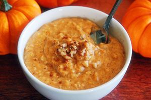 Prima colazione arancione e della zucca in una ciotola bianca