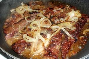 Fegato di manzo fritto in padella con cipolla