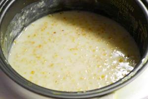 Delicato porridge di latte in una ciotola multicooker