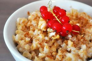 Semplice porridge decorato con un rametto di ribes rosso