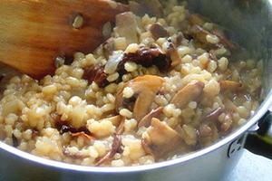 Mescoliamo bene il porridge con i funghi con una spatola di legno