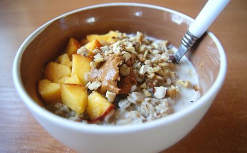 Porridge di orzo in una grande ciotola in qualsiasi momento della giornata